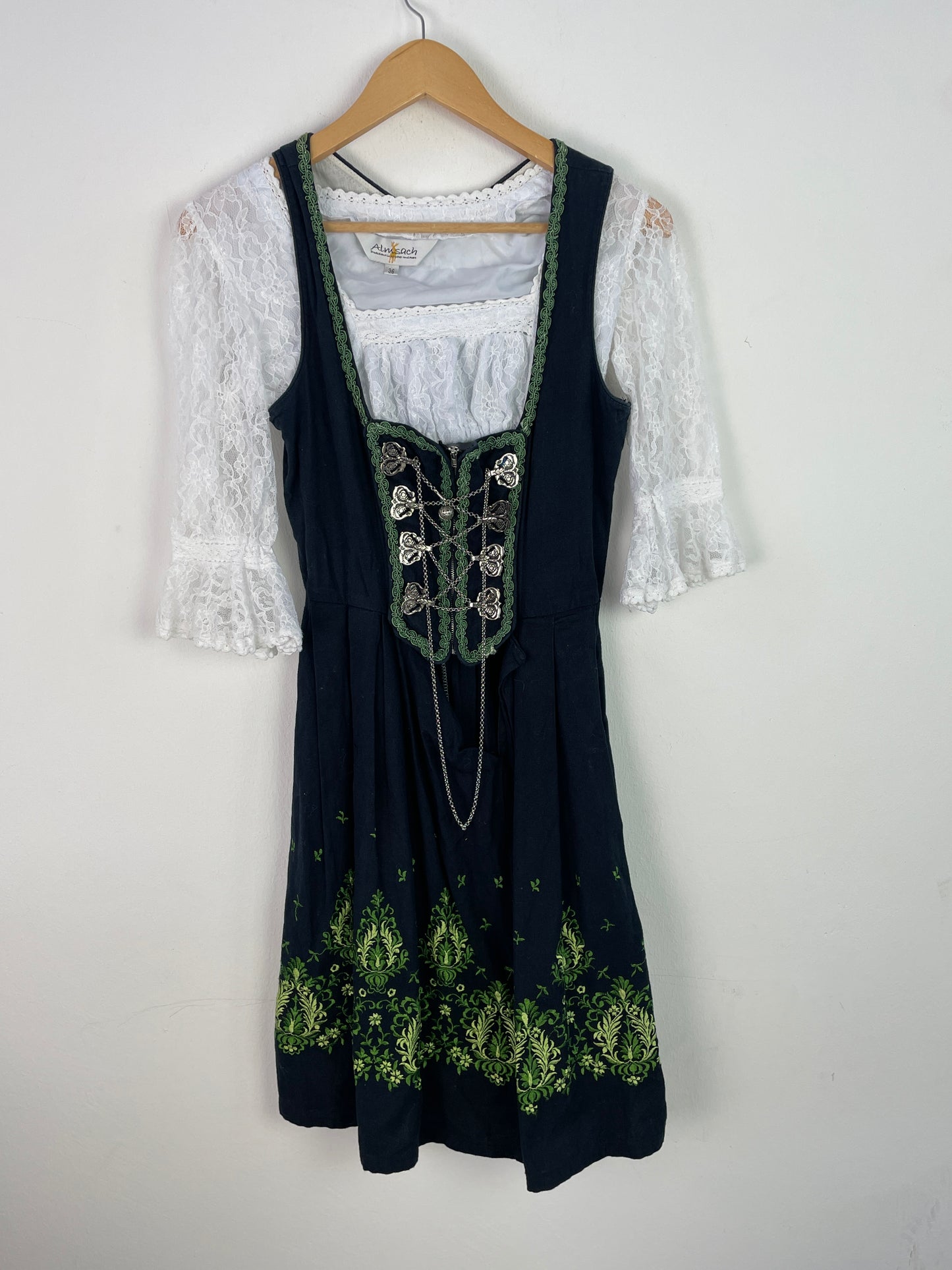 Almsach Damen Dirndl mit Bluse – Größe 36 – Dunkelblau mit grüner Stickerei