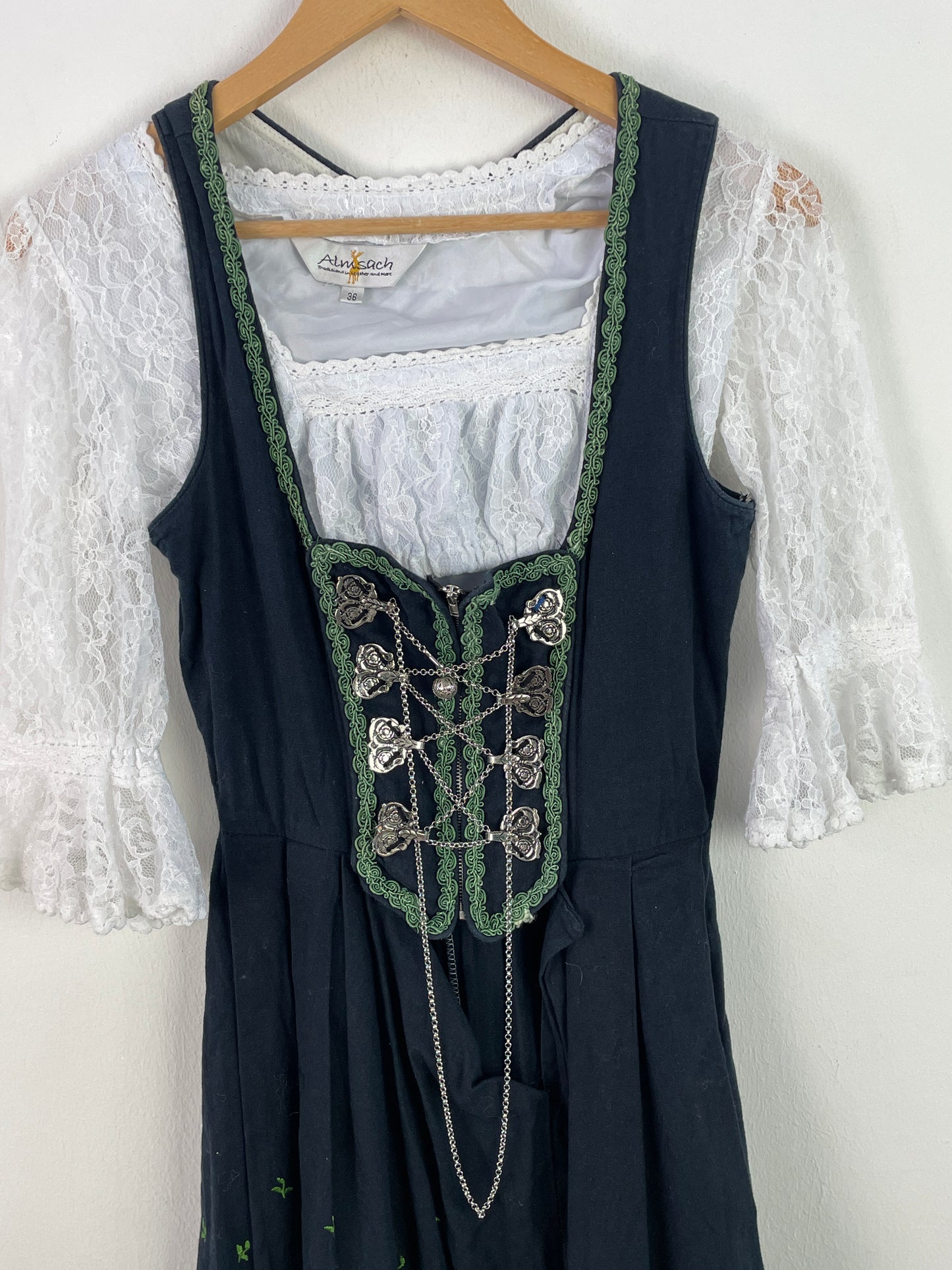 Almsach Damen Dirndl mit Bluse – Größe 36 – Dunkelblau mit grüner Stickerei