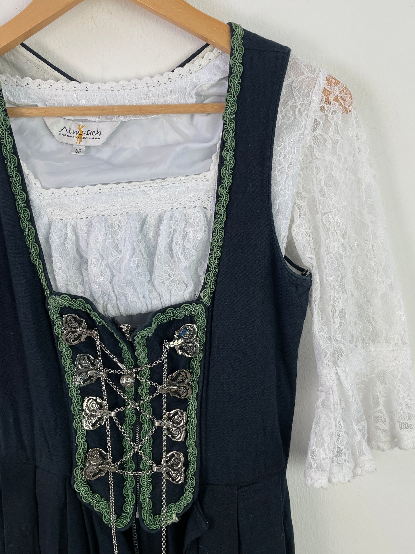 Almsach Damen Dirndl mit Bluse – Größe 36 – Dunkelblau mit grüner Stickerei