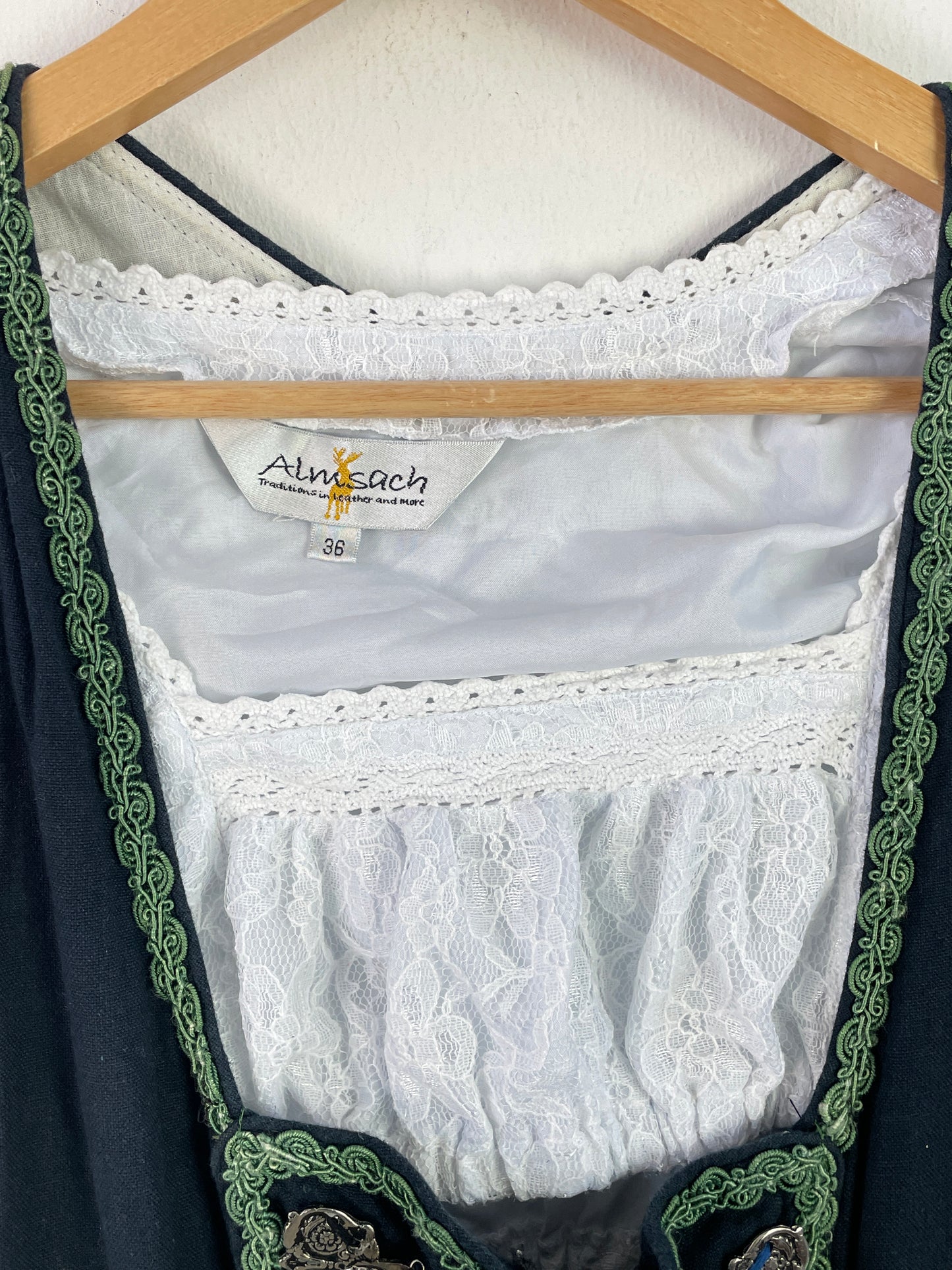 Almsach Damen Dirndl mit Bluse – Größe 36 – Dunkelblau mit grüner Stickerei