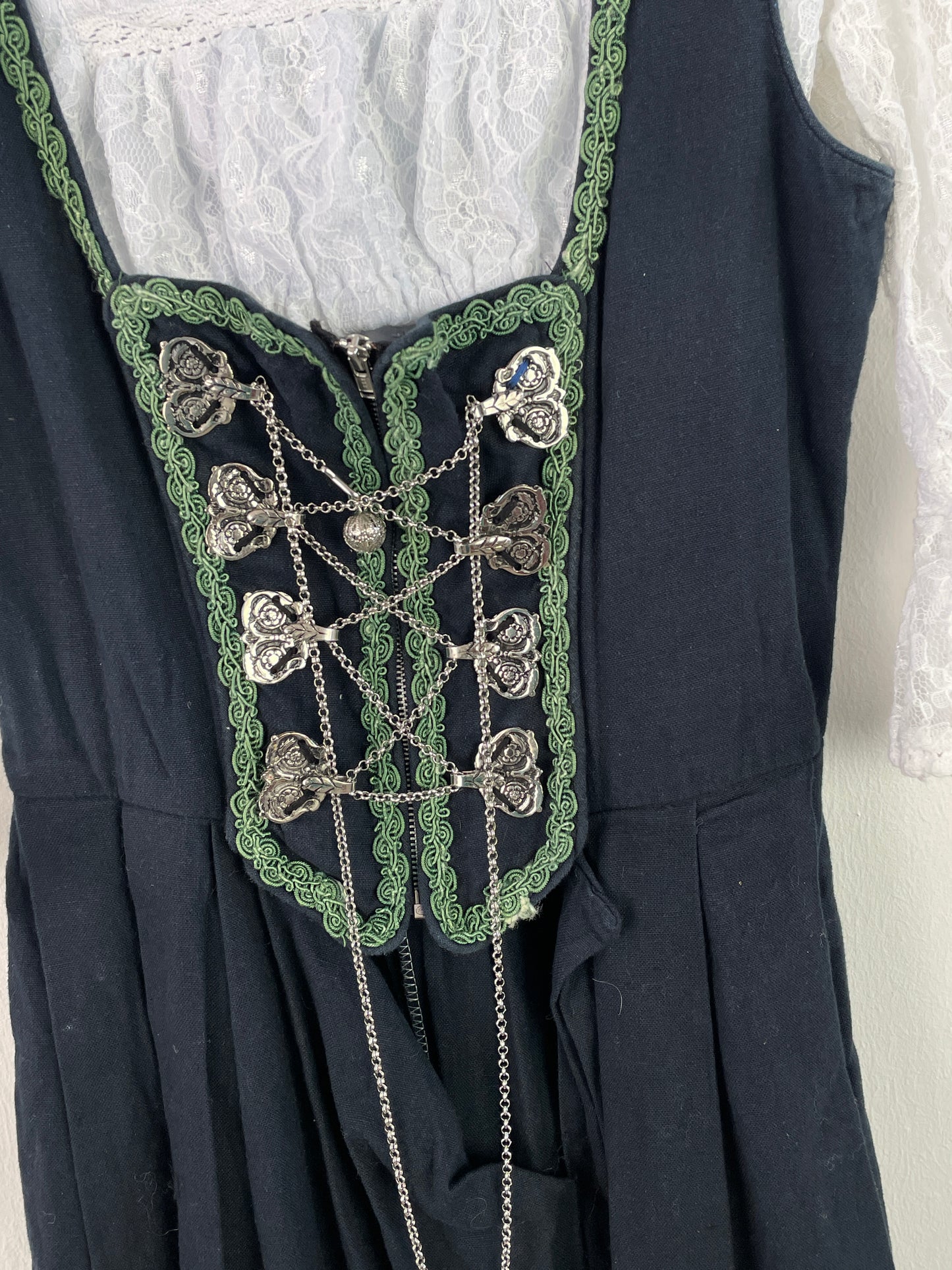 Almsach Damen Dirndl mit Bluse – Größe 36 – Dunkelblau mit grüner Stickerei