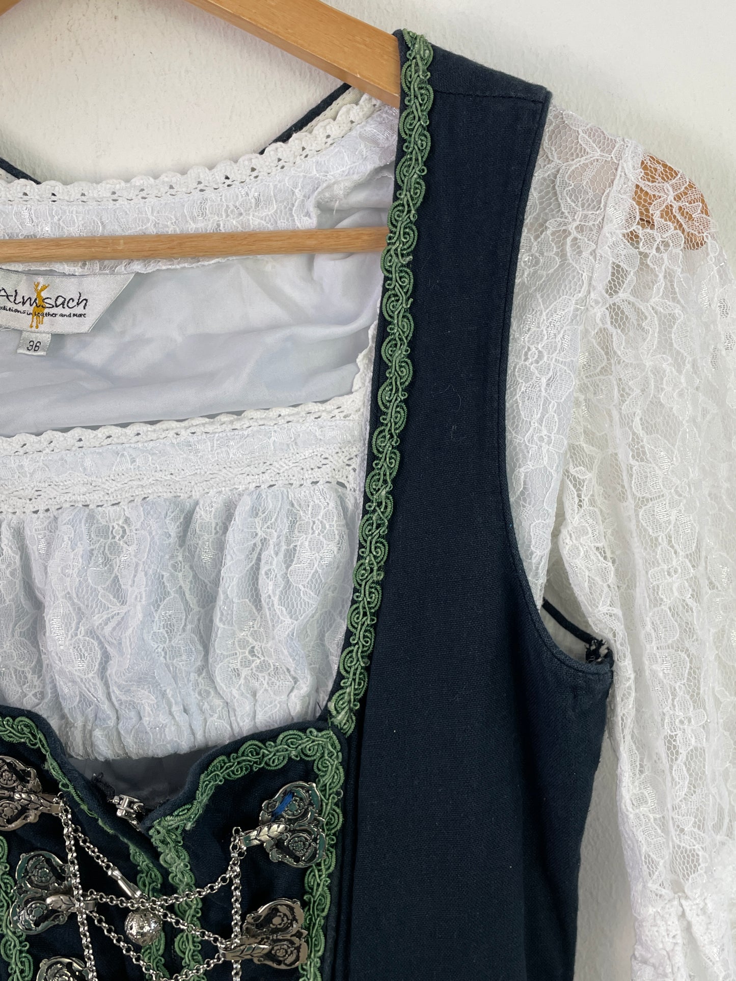 Almsach Damen Dirndl mit Bluse – Größe 36 – Dunkelblau mit grüner Stickerei