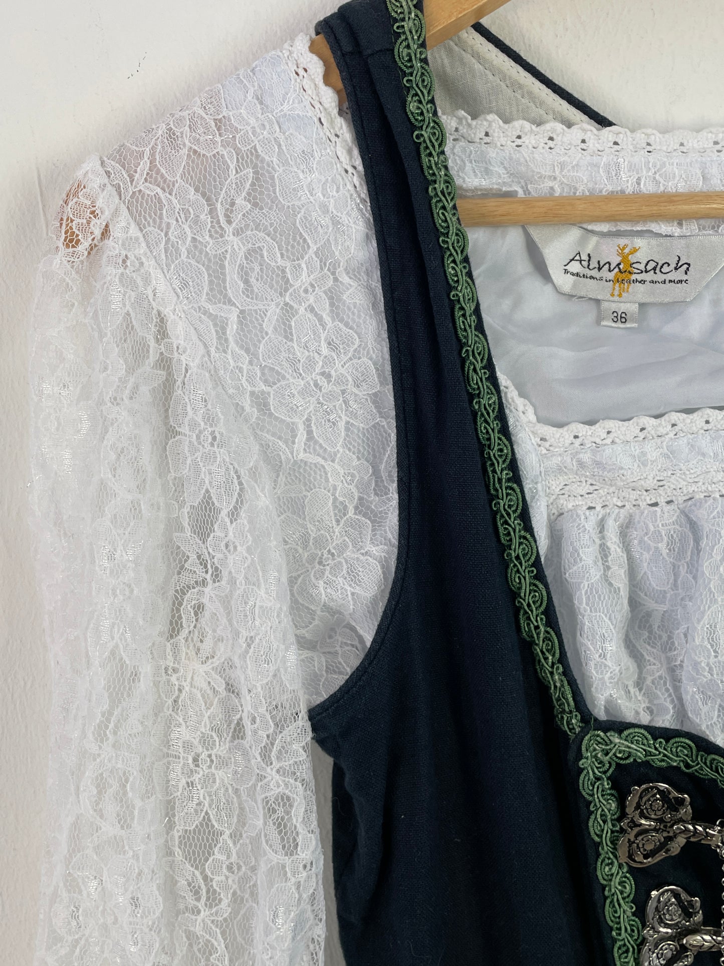 Almsach Damen Dirndl mit Bluse – Größe 36 – Dunkelblau mit grüner Stickerei