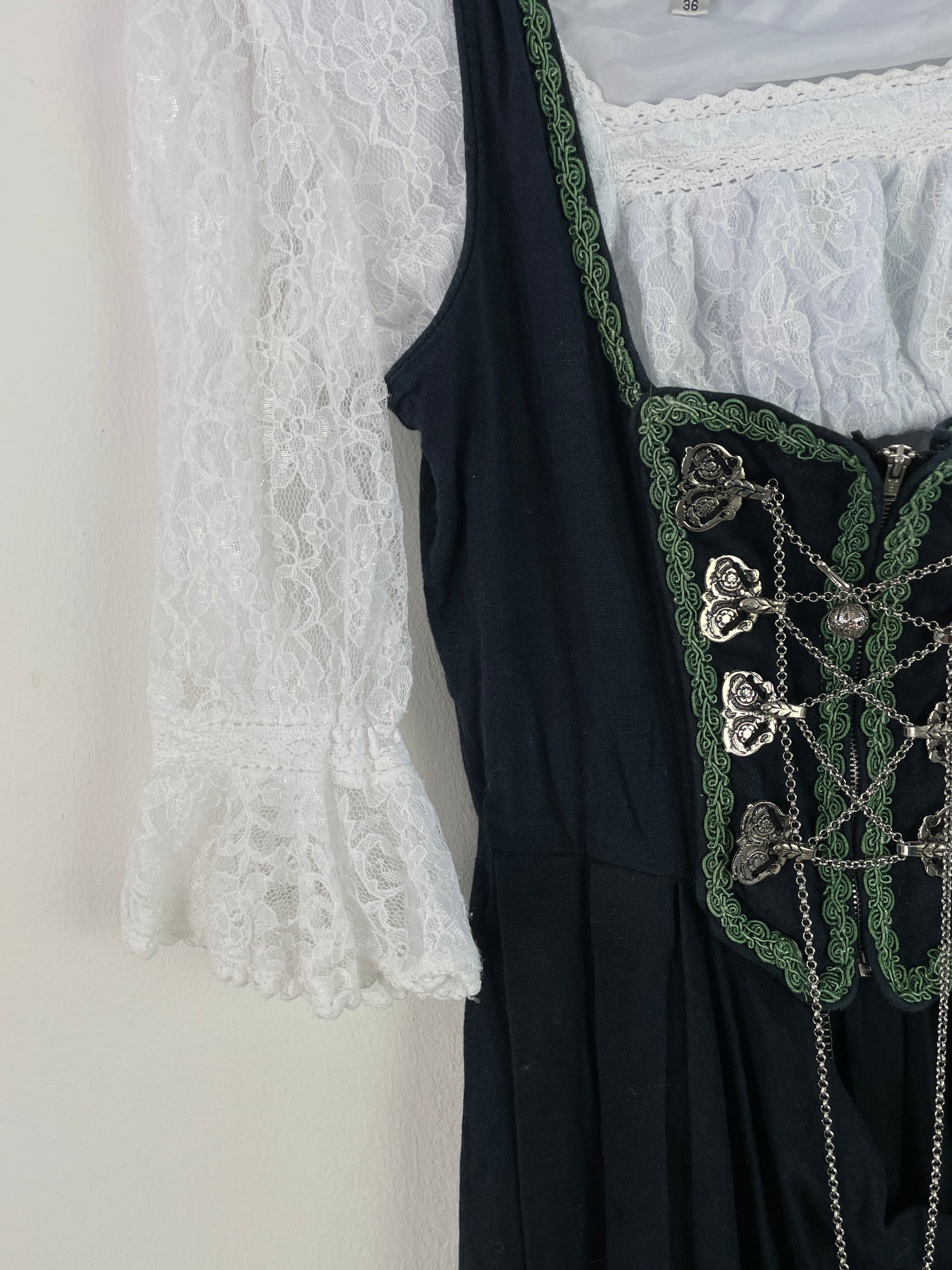 Almsach Damen Dirndl mit Bluse – Größe 36 – Dunkelblau mit grüner Stickerei