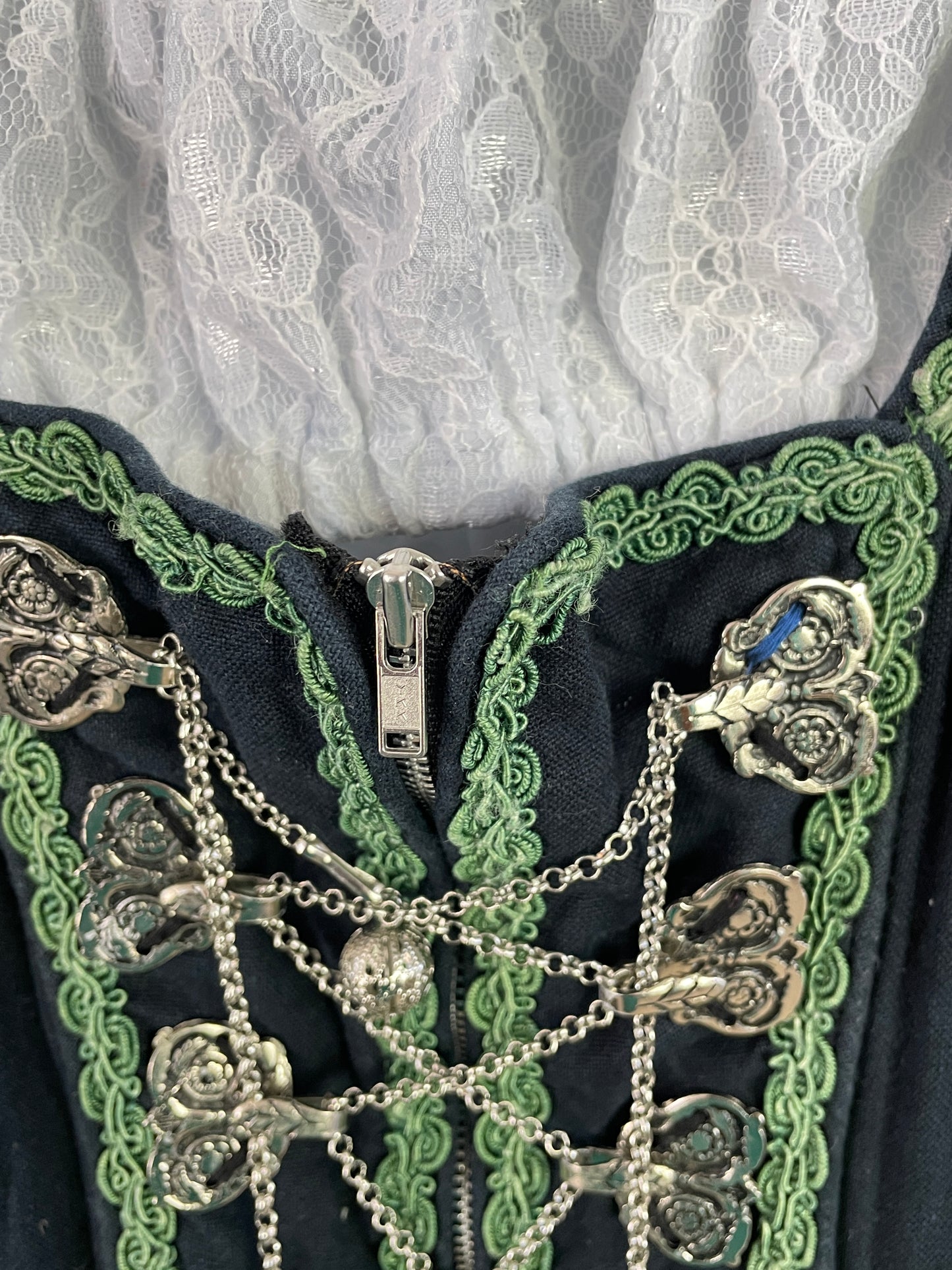 Almsach Damen Dirndl mit Bluse – Größe 36 – Dunkelblau mit grüner Stickerei