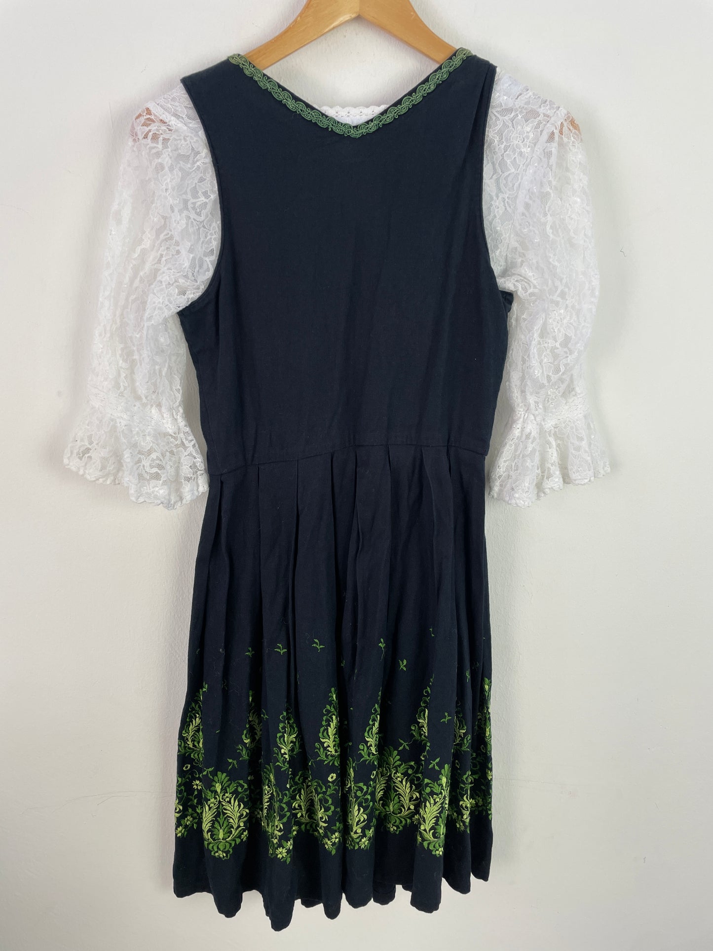 Almsach Damen Dirndl mit Bluse – Größe 36 – Dunkelblau mit grüner Stickerei