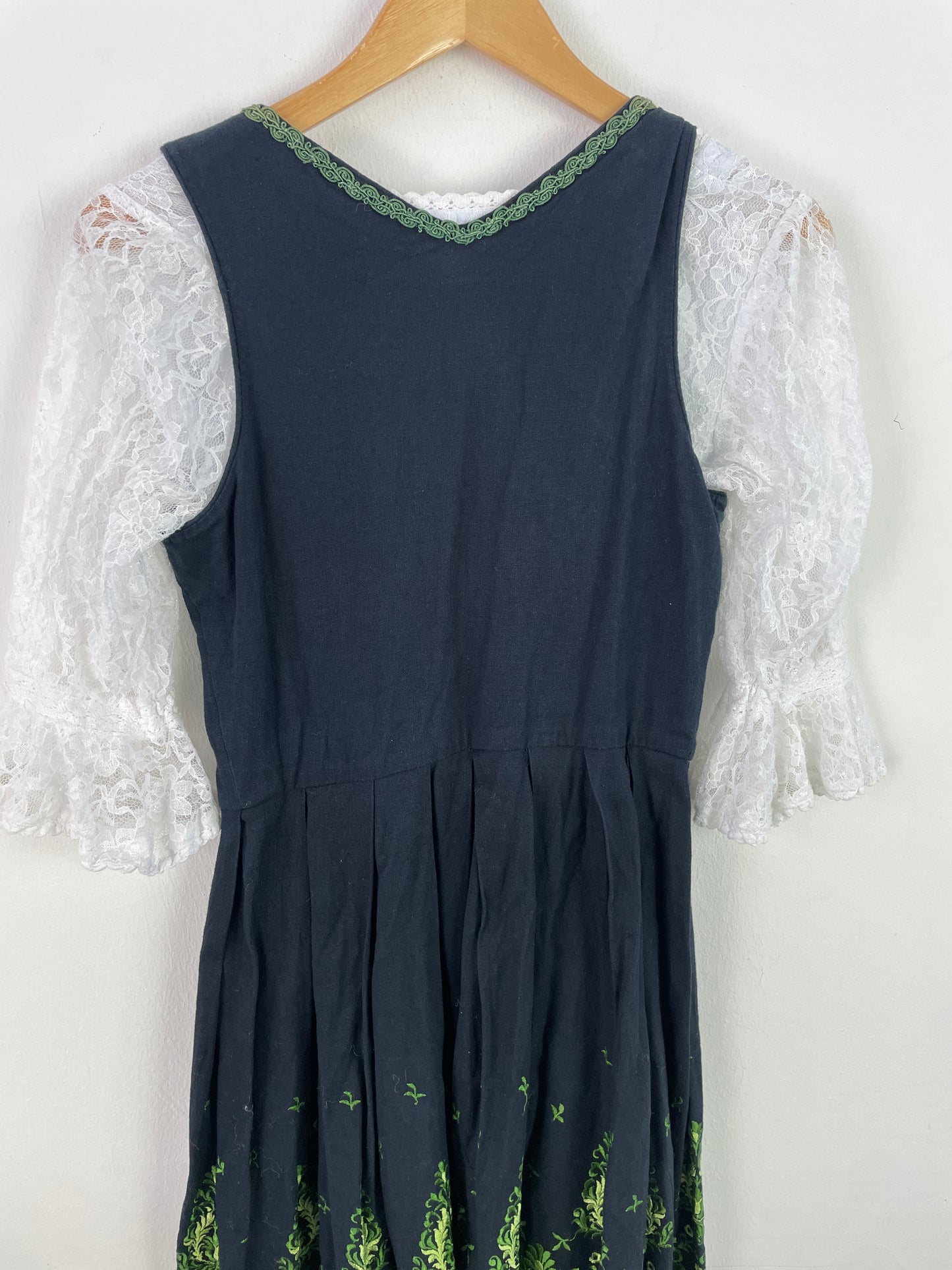 Almsach Damen Dirndl mit Bluse – Größe 36 – Dunkelblau mit grüner Stickerei