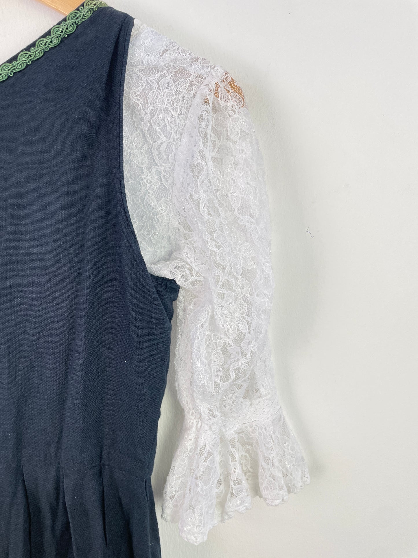 Almsach Damen Dirndl mit Bluse – Größe 36 – Dunkelblau mit grüner Stickerei