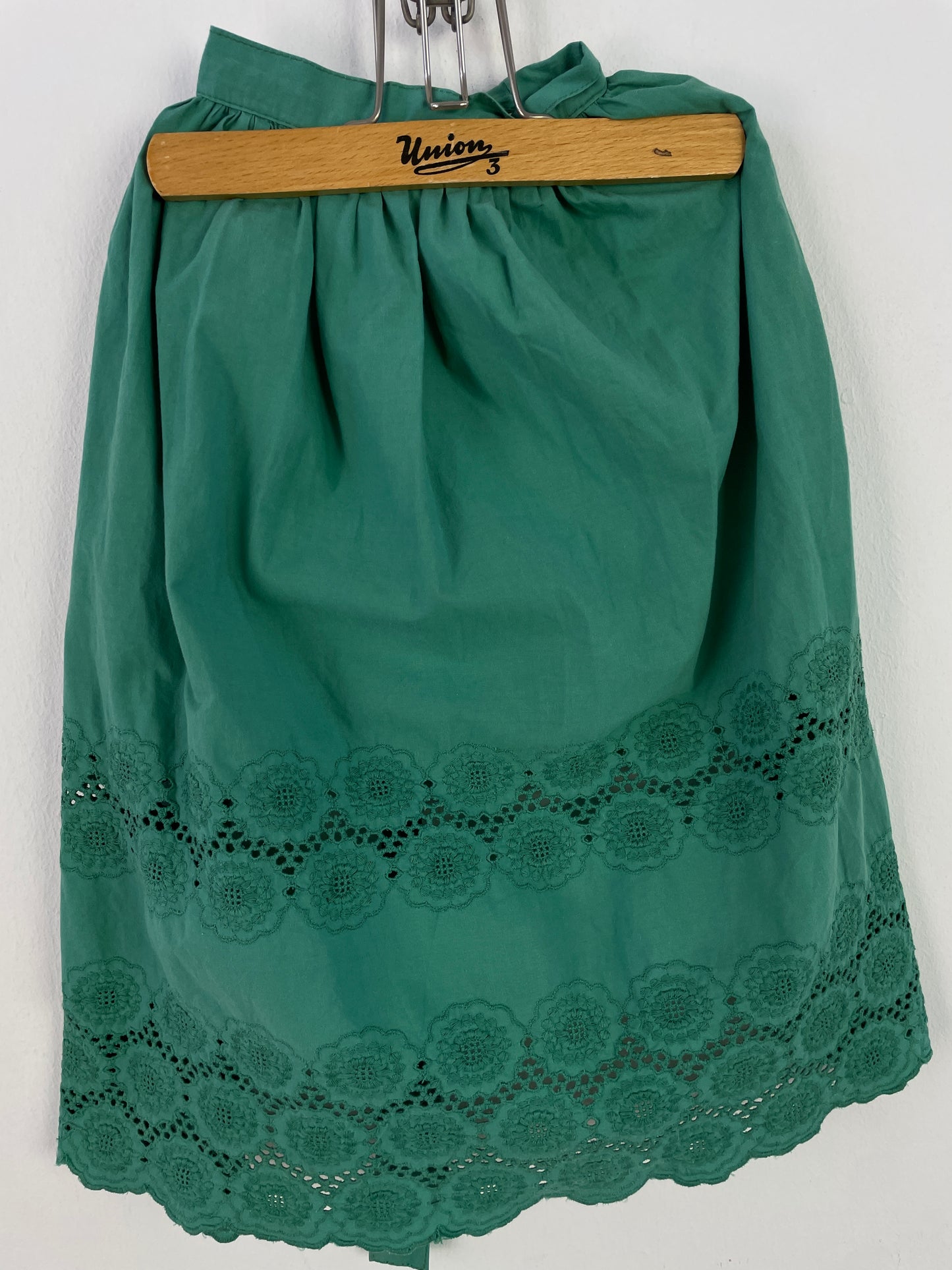 Almsach Damen Dirndl mit Bluse – Größe 36 – Dunkelblau mit grüner Stickerei