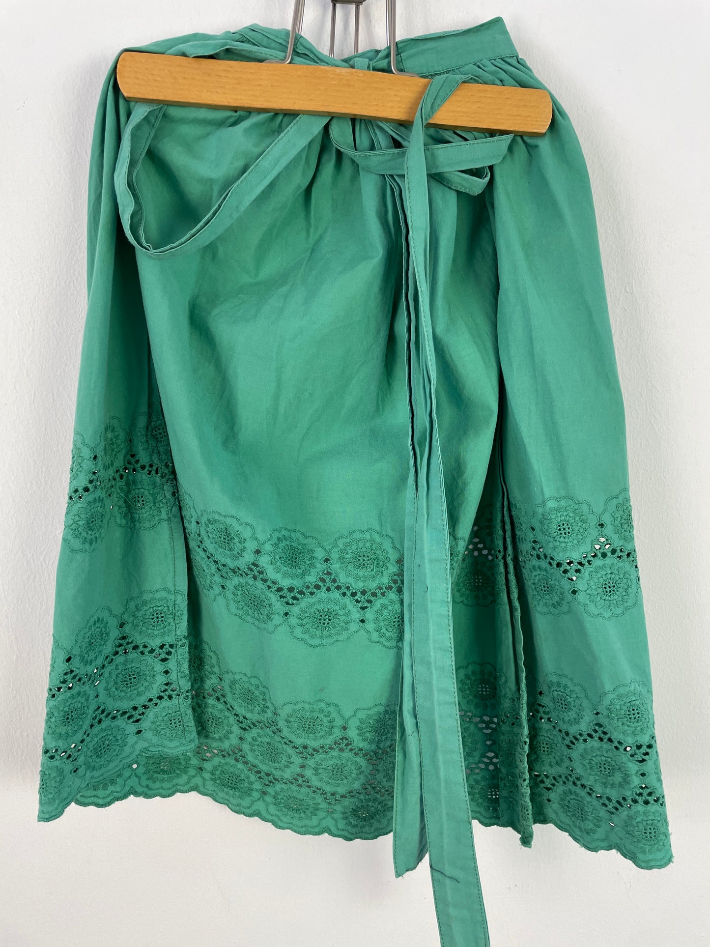 Almsach Damen Dirndl mit Bluse – Größe 36 – Dunkelblau mit grüner Stickerei