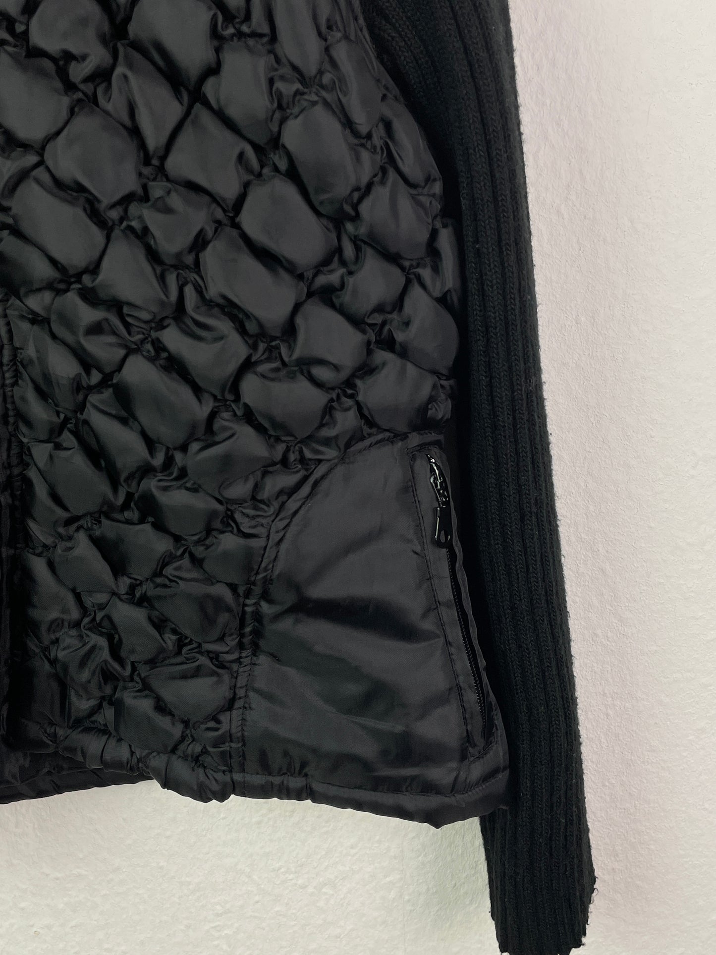 Viamos Damen Jacke Gr. L Schwarz – Steppjacke mit Strickärmeln Polyester / Viamos Women’s Jacket Size L Black – Quilted Coat with Knit Sleeves Polyester