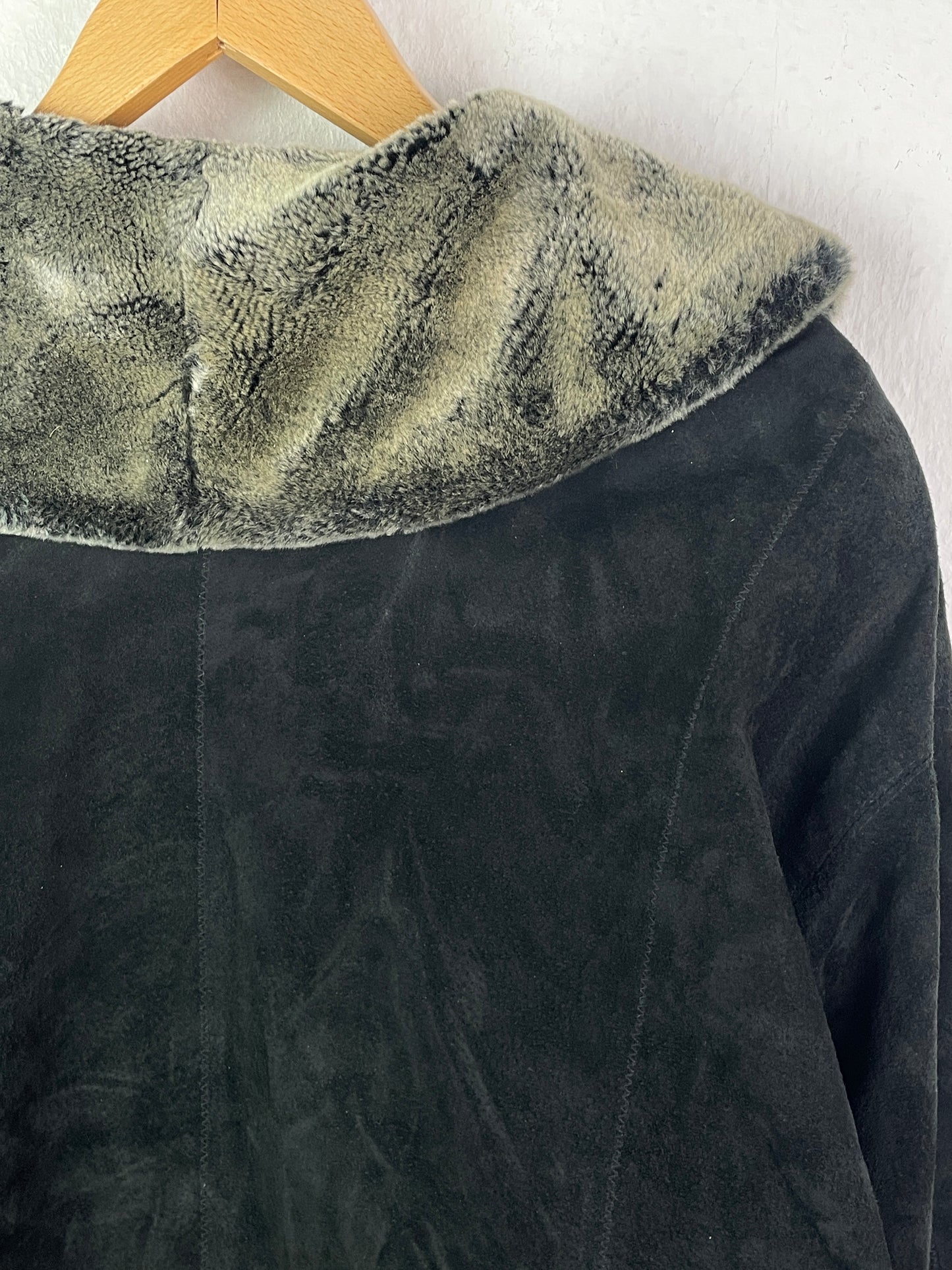 Claudio Ginetti Damen Mantel Gr. 48 Schwarz – Echtleder Fellimitat / Claudio Ginetti Women’s Coat Size 48 Black – Genuine Leather Faux Fur