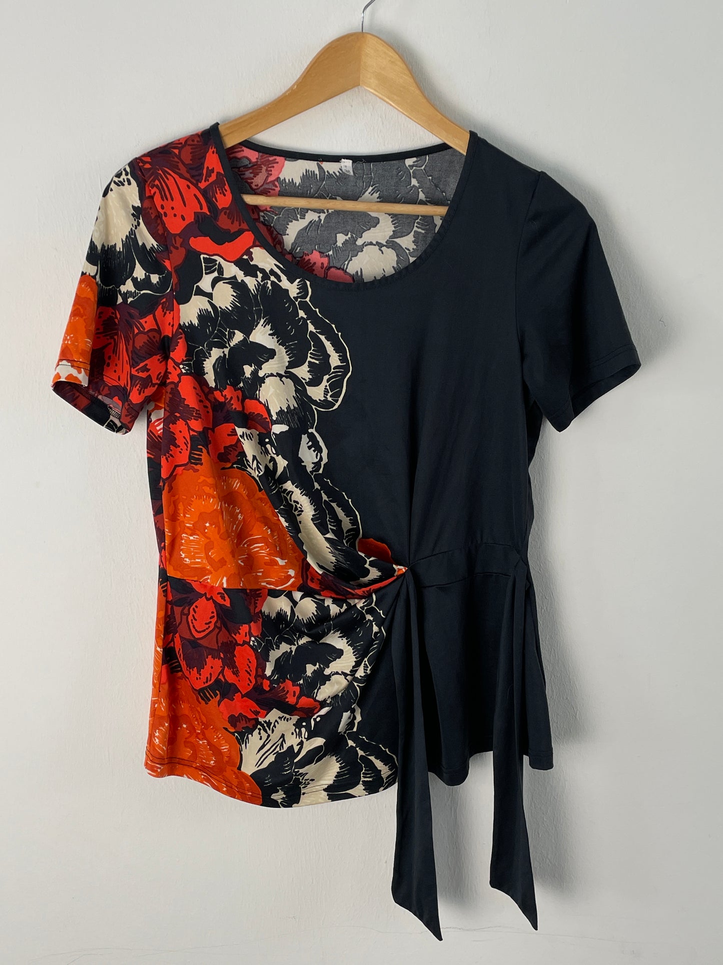 Damen T-Shirt Gr. EU38 Farbe Schwarz mit Blumenmuster