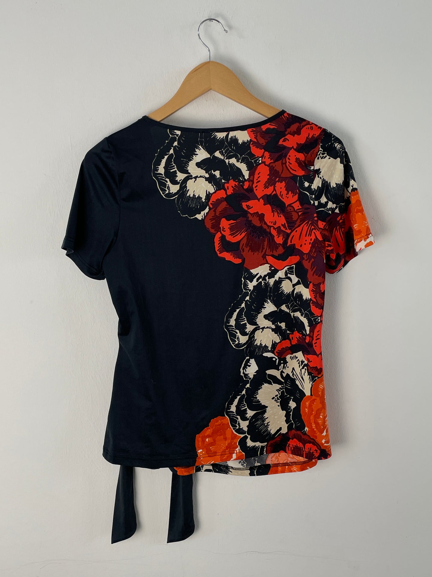Damen T-Shirt Gr. EU38 Farbe Schwarz mit Blumenmuster