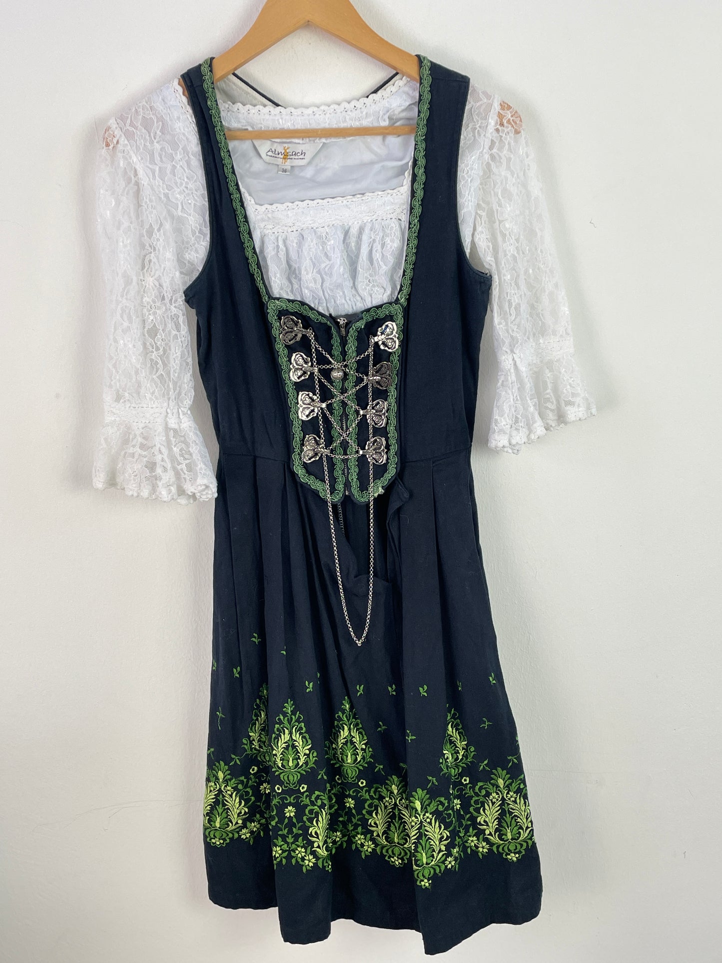 Almsach Damen Dirndl mit Bluse – Größe 36 – Dunkelblau mit grüner Stickerei