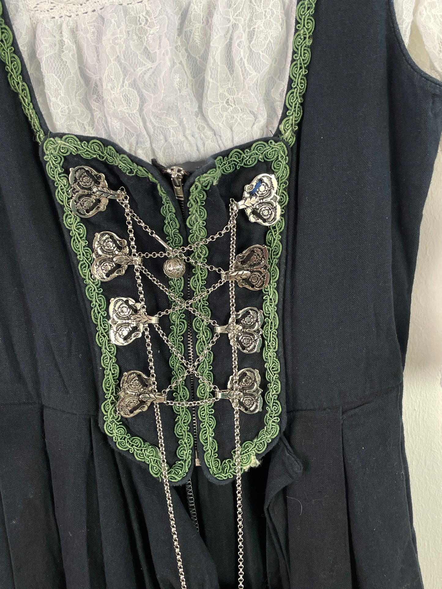 Almsach Damen Dirndl mit Bluse – Größe 36 – Dunkelblau mit grüner Stickerei