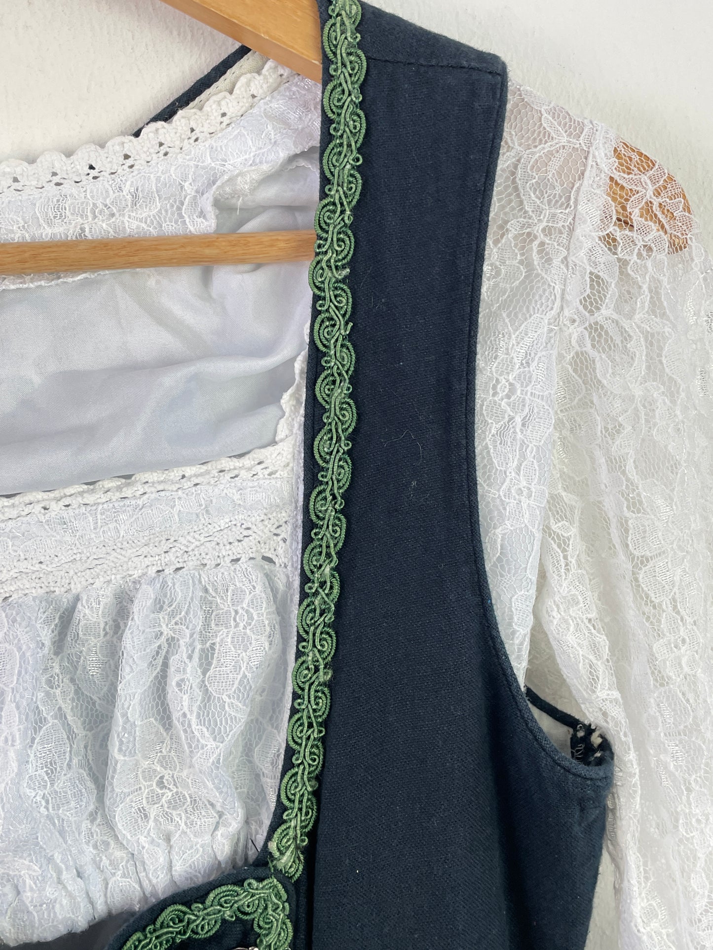 Almsach Damen Dirndl mit Bluse – Größe 36 – Dunkelblau mit grüner Stickerei