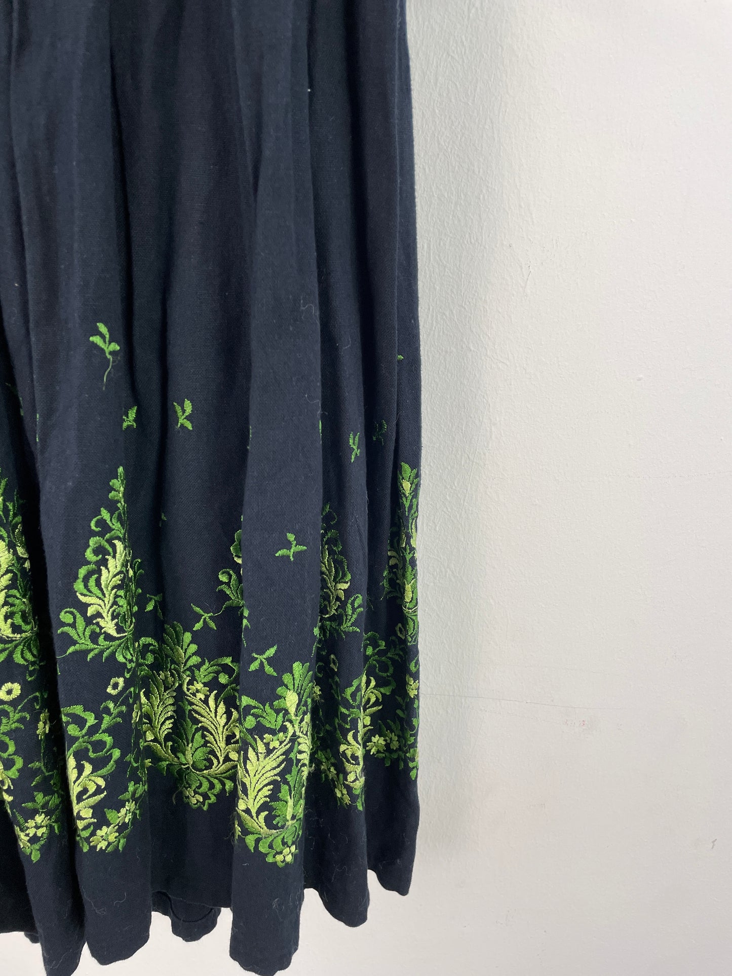 Almsach Damen Dirndl mit Bluse – Größe 36 – Dunkelblau mit grüner Stickerei