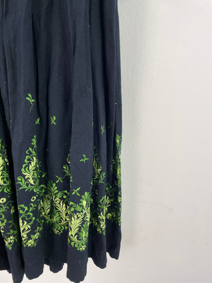 Almsach Damen Dirndl mit Bluse – Größe 36 – Dunkelblau mit grüner Stickerei