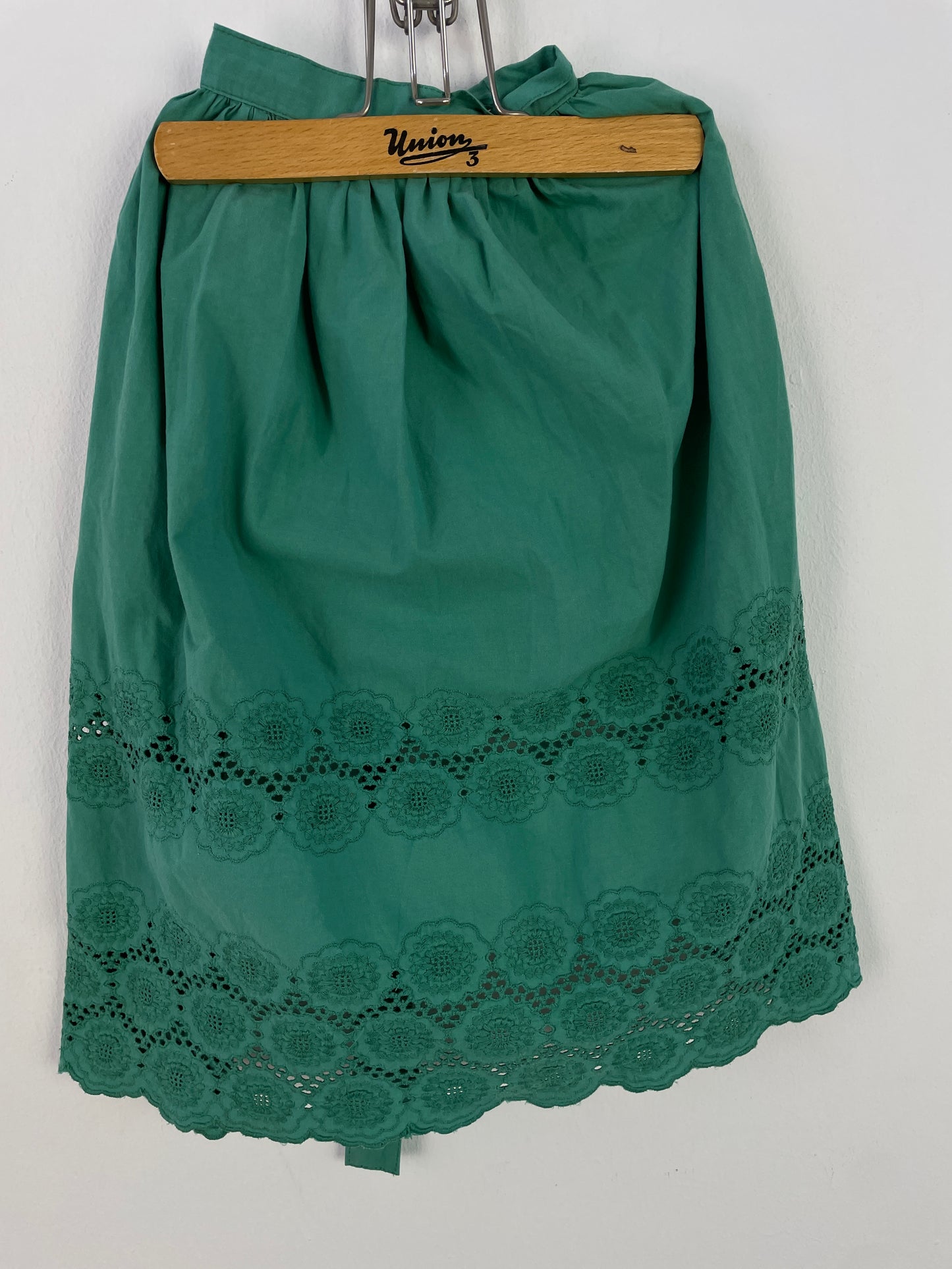 Almsach Damen Dirndl mit Bluse – Größe 36 – Dunkelblau mit grüner Stickerei