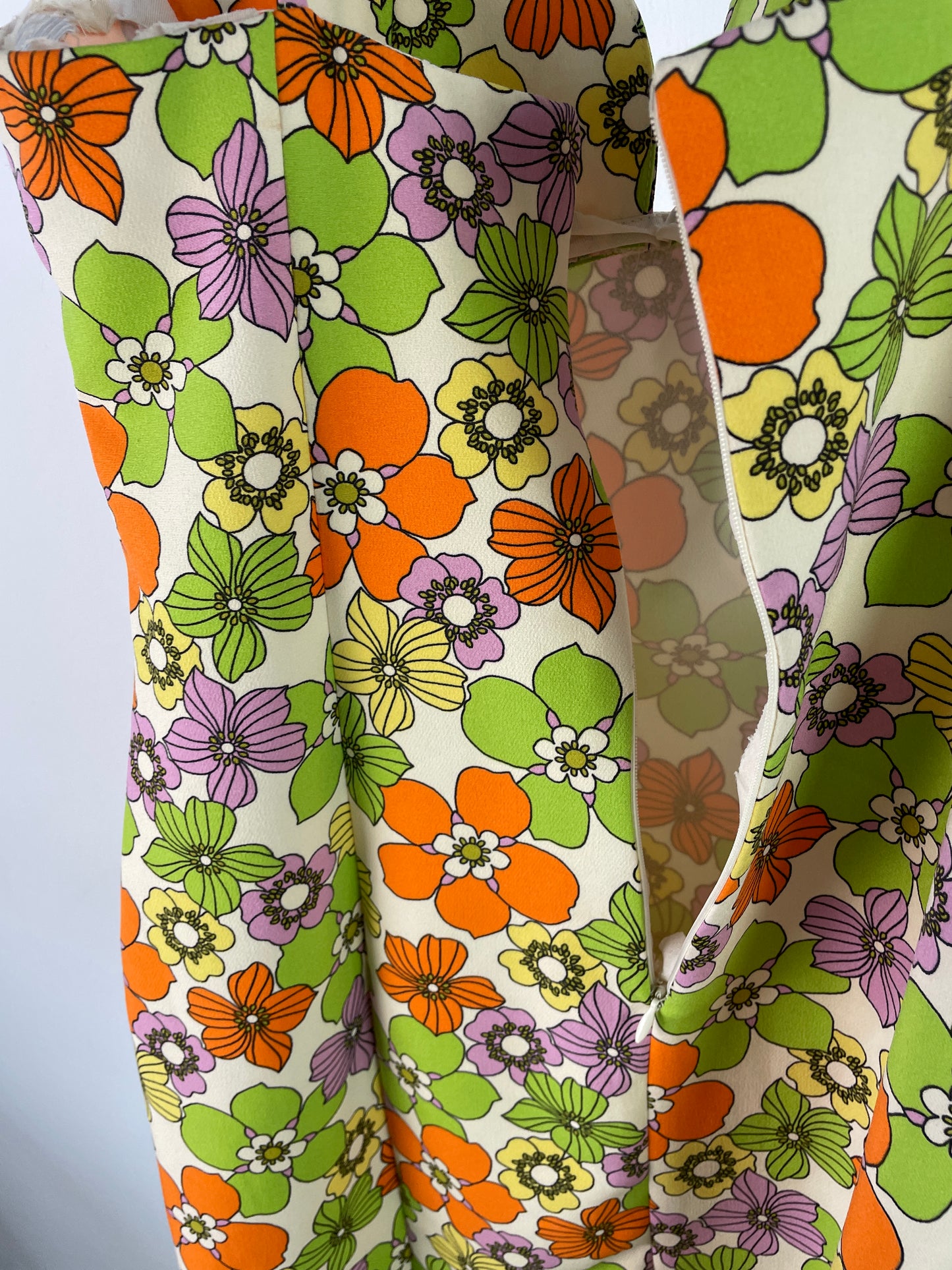 Geblümtes Damen Minikleid XS/S Bunt – Ärmelloses Sommerkleid Retro Style / Floral Women’s Mini Dress XS/S Colorful – Sleeveless Summer Retro Dress