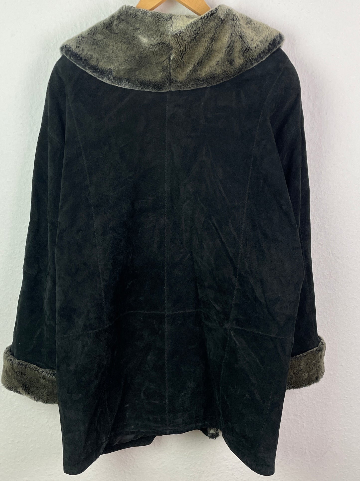 Claudio Ginetti Damen Mantel Gr. 48 Schwarz – Echtleder Fellimitat / Claudio Ginetti Women’s Coat Size 48 Black – Genuine Leather Faux Fur